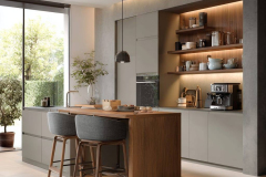 caroldaros_UNA_ISLA_DE_COCINA_PEGADA_A_PARED._ENCIMA_DE_LA_ISLA_f2f32ef3-b82e-4576-8808-aadeff59be5b