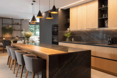 Cupastone_cocina_moderna_con_encimera_de_granito_negro_combinad_f90ed8a4-df37-4717-bd68-bda5d4a93142